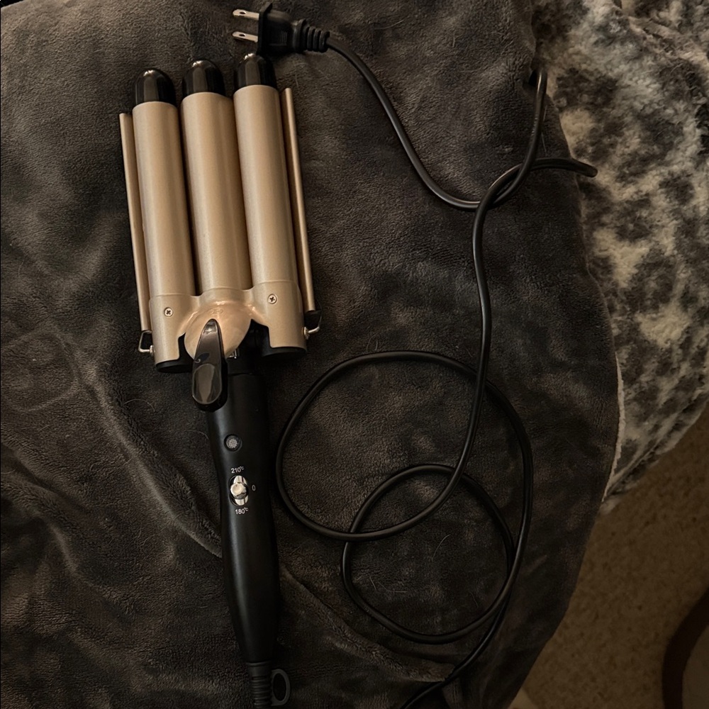 Ulta Beauty Triple Barrel Hair Waver - Black and Gold